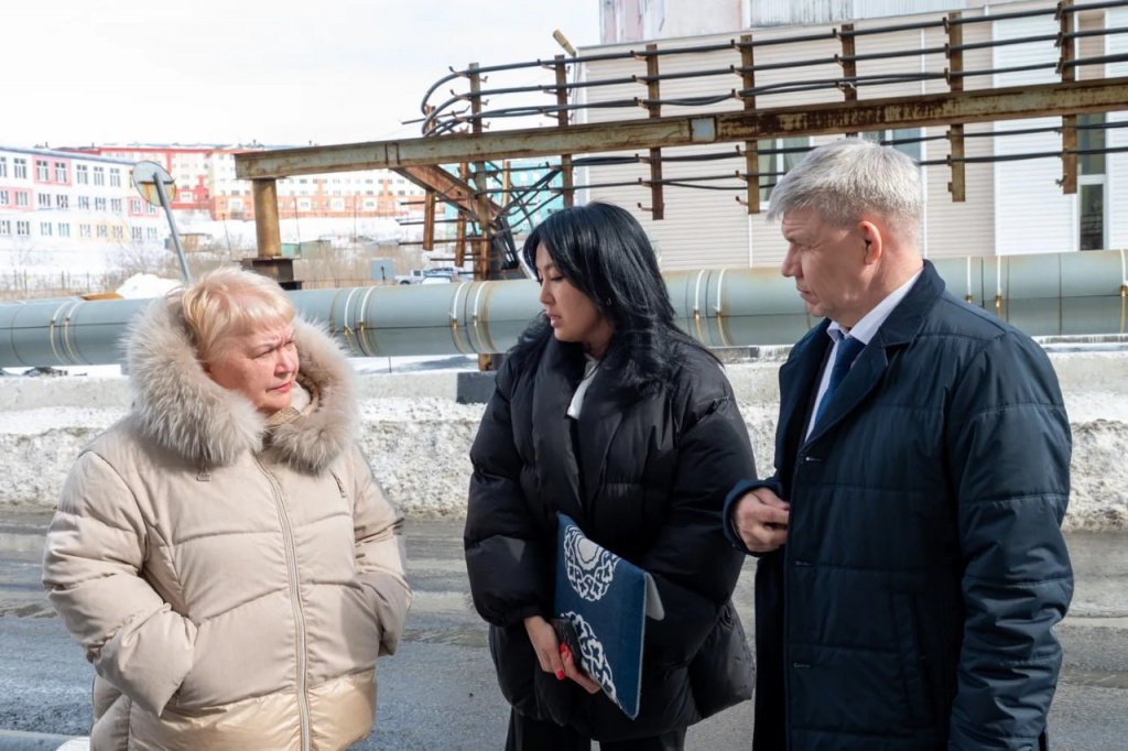 Люди на фоне городе зимой