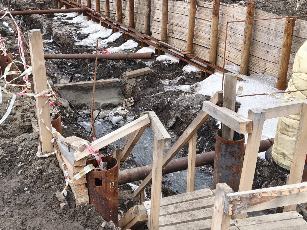 Ремонт коллекторов в Норильске Канализационные воды уходят в грунт, разрытые коллекторы