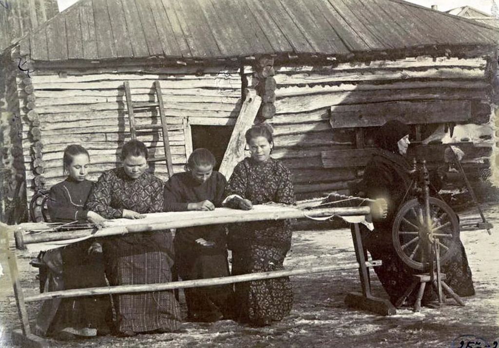 Сибирские ремесла Казачки за рукоделием историческое фото
