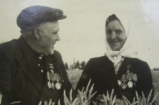 Село Бражное Ксения и Степан Винокуровы - герои Соцтруда Населённый пункт трудовой доблести первый в России.jpg Село Бражное Ксения и Степан Винокуровы - герои Соцтруда Населённый пункт трудовой доблести первый в России.jpg