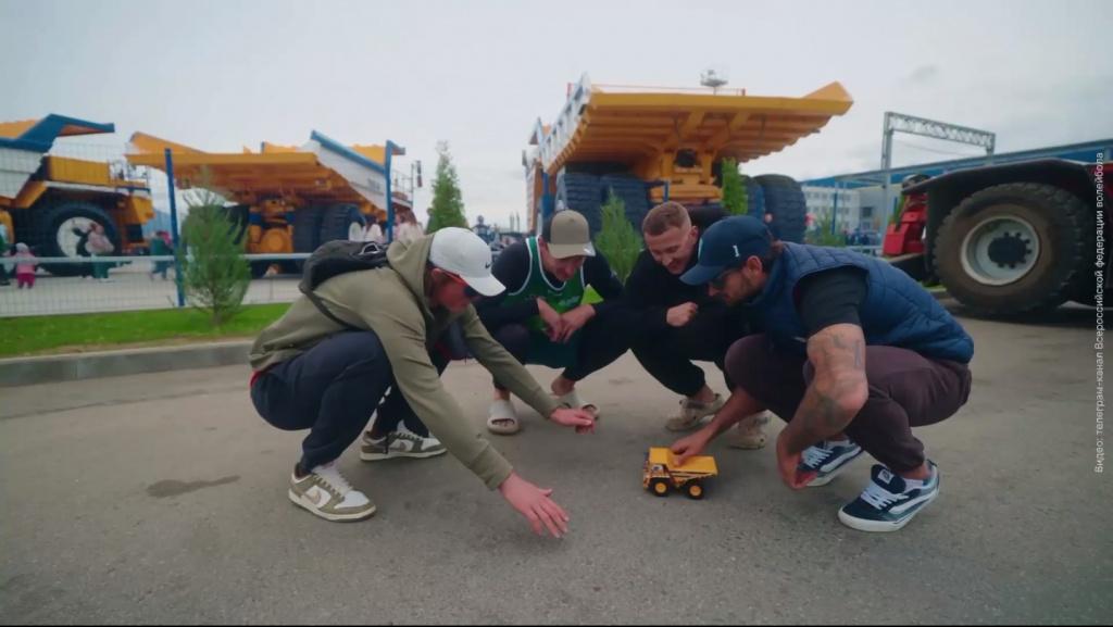 Играют в волейбол в БЕЛАЗе 3.jpg
