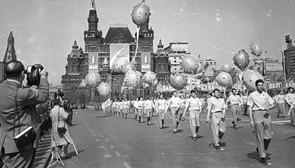 Демонстрация на 1 Мая. Красная площадь. Фото Б. Косарева, 1959 год, Музей Москвы.jpg