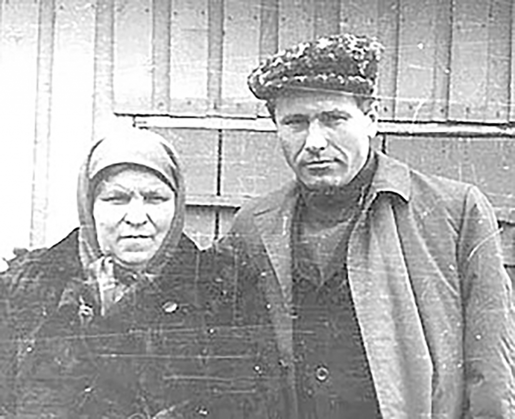 Василий Шукшин с мамой Шукшин и его мама в Сростках