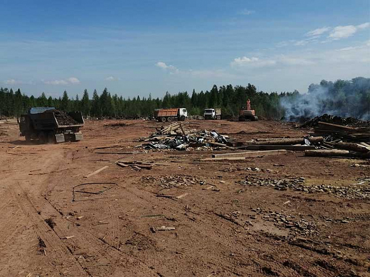 В посёлке Магистральном больше недели тушат отходы лесопиления