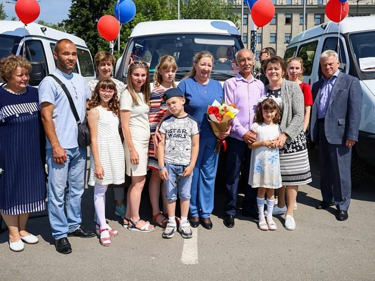 В Иркутской области восемь многодетных семей получили автомобили