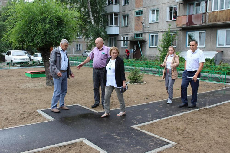 Власти Абакана проверили как продвигается благоустройство дворов
