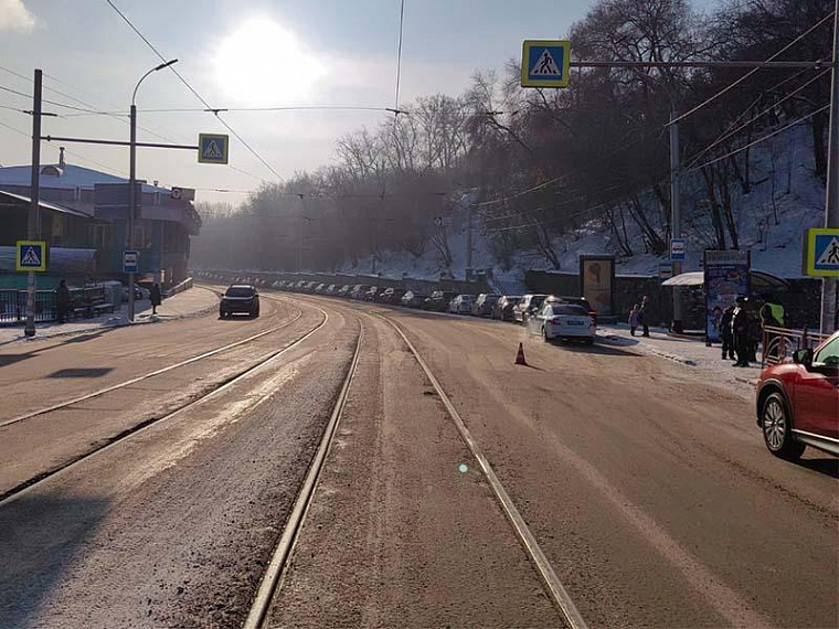 Водитель “Тойоты” сбил девушку на улице Челнокова в Иркутске и скрылся