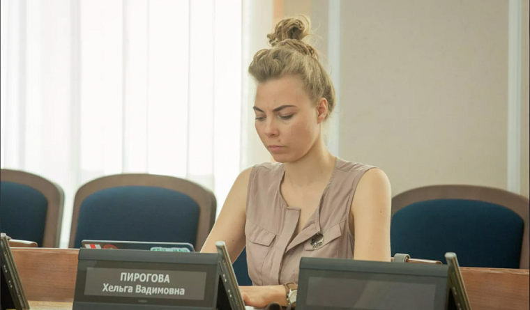 Хельга Пирогова уехала из России, но не собирается сдавать мандат