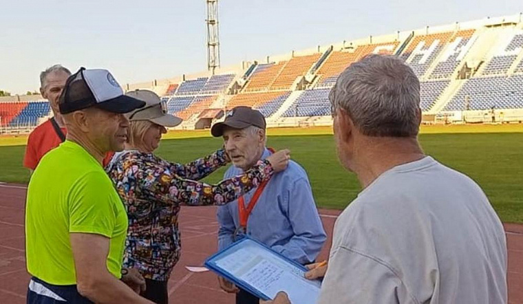В Красноярске 95-летний атлет пробежал 800 метров и установил рекорд