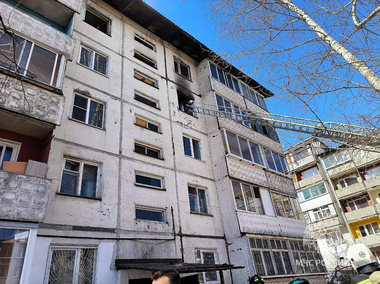 Иркутские пожарные спасли людей из горящей многоэтажки