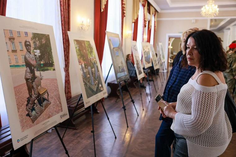 Фотовыставка об освобождённых территориях открылась в красноярском Доме офицеров