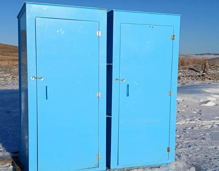 На льду Байкала начали устанавливать туалеты