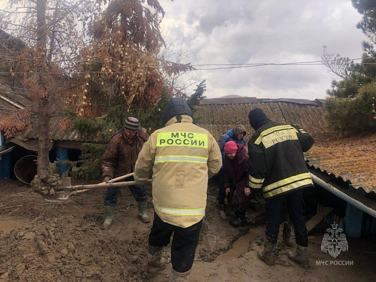 Деревня Листвягово на юге Красноярского края утонула в грязевом потоке из-за таяния снега