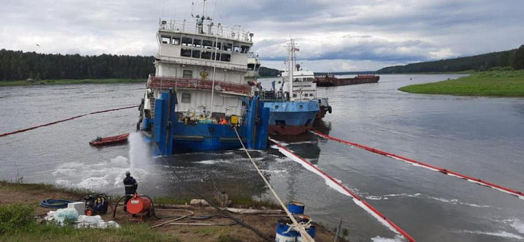Теплоход, загрязнивший нефтепродуктами Енисей под Красноярском, подготовили к буксировке на ремонт