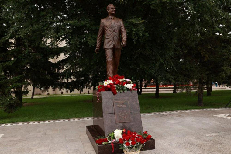 В столице Хакасии открыли памятник бывшему главе города Николаю Булакину