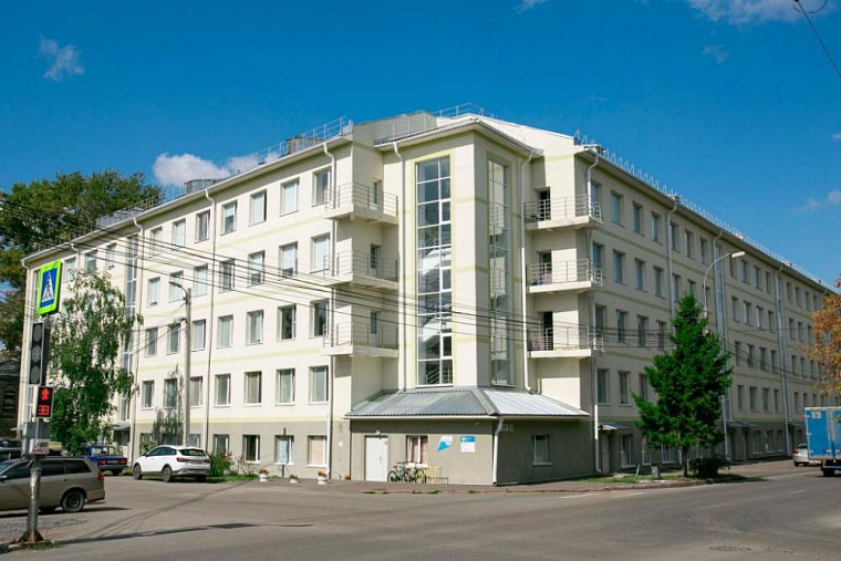 Первому многоэтажному зданию Томска 90 лет – старейшему общежитию ТГУ вернули остекление лестниц после ремонта