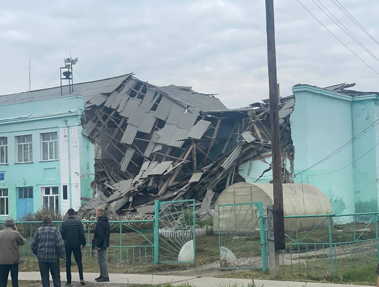 Обновлено: Губернатор Андрей Травников после обрушения школы в Татарске поручил привести в порядок все объекты, которые не отвечают требованиям безопасности