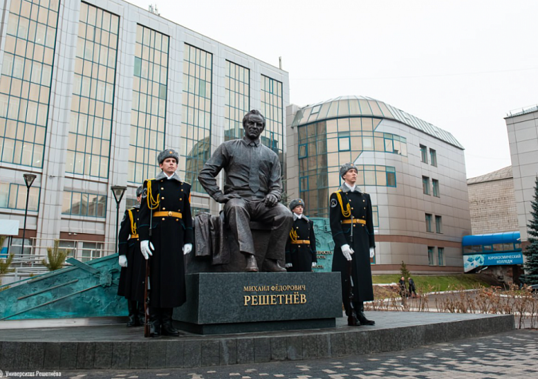 Памятник создателю спутниковых систем Михаилу Решетневу открыли в Красноярске