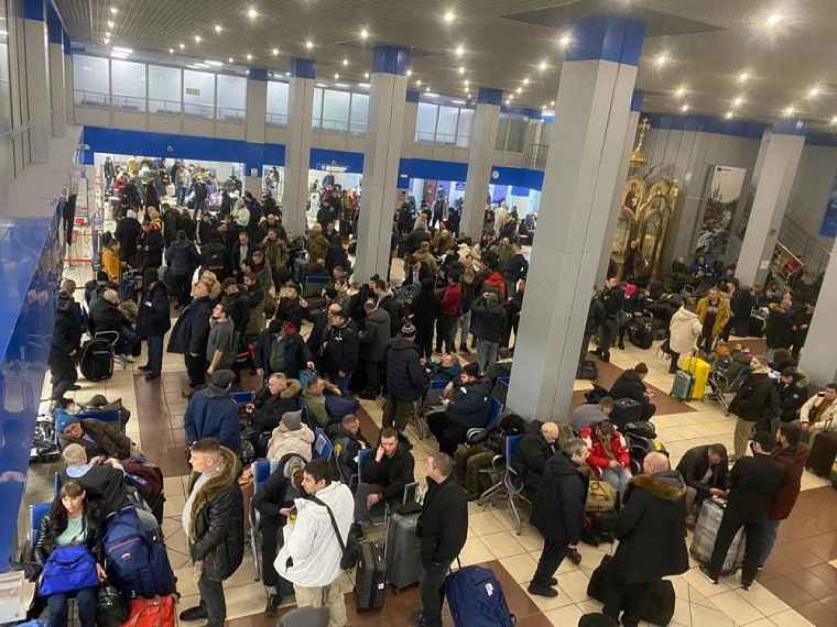 Обновлено: Более 500 пассажиров ждут вылета второй день в аэропорту Норильска из-за непогоды