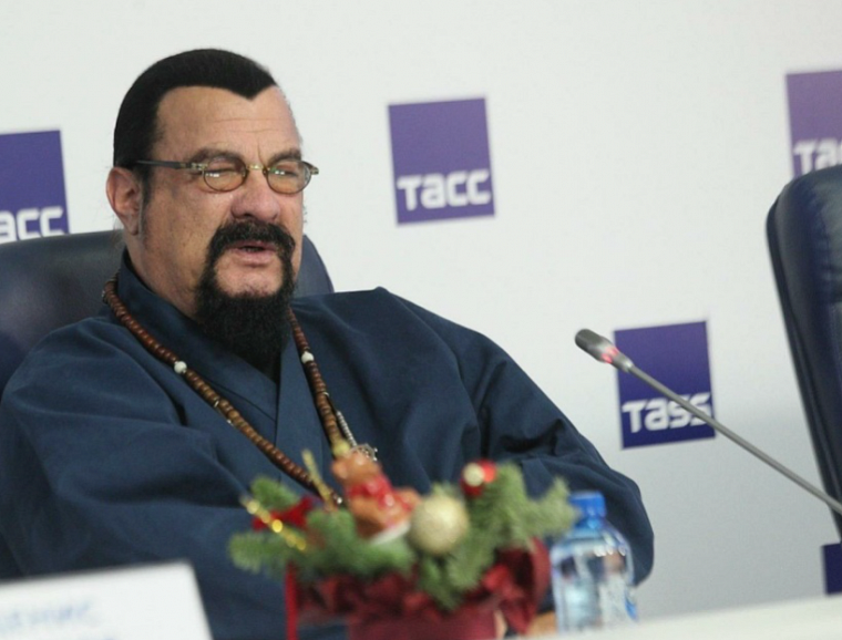 Американский актер Стивен Сигал впервые побывал в Новосибирске, где рассказал о сибирских корнях и поддержал местную кухню