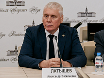Новосибирский академик Александр Латышев получил самую престижную научную премию России