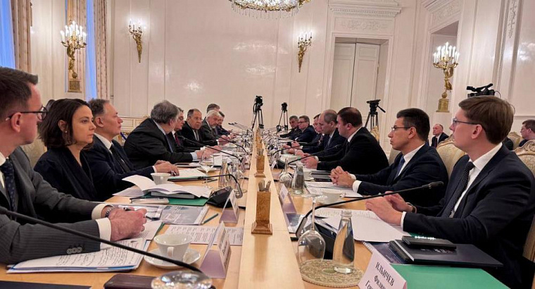 Губернатор Виталий Хоценко предложил России, Казахстану и Китаю совместно развивать судоходство на Иртыше