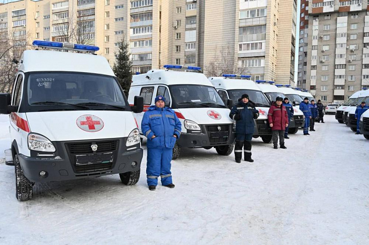 Губернатор Алтайского края Виктор Томенко передал 16 новых машин скорой помощи в районы Алтайского края