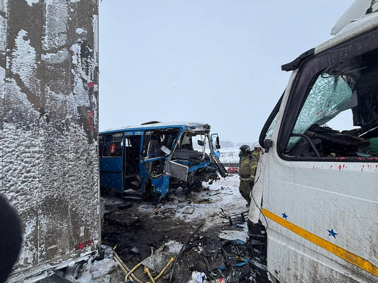 Обновлено. Шесть человек погибли в аварии с пассажирским автобусом в Омской области