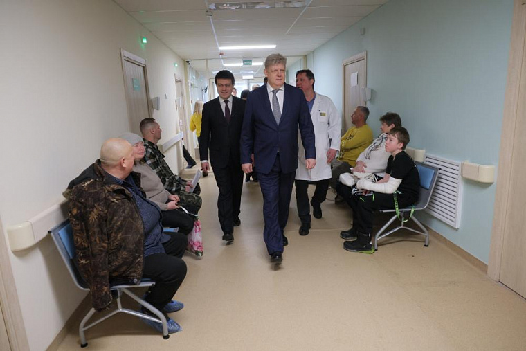 Полпред президента Анатолий Серышев посетил новую школу и поликлинику в посёлке Емельяново Красноярского края