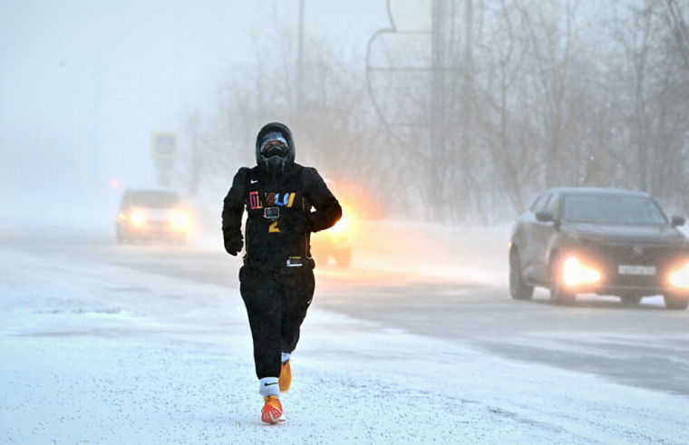 Сибиряк Егор Яровой пробежал 25 км в метель при -20°C от Норильска до Талнаха