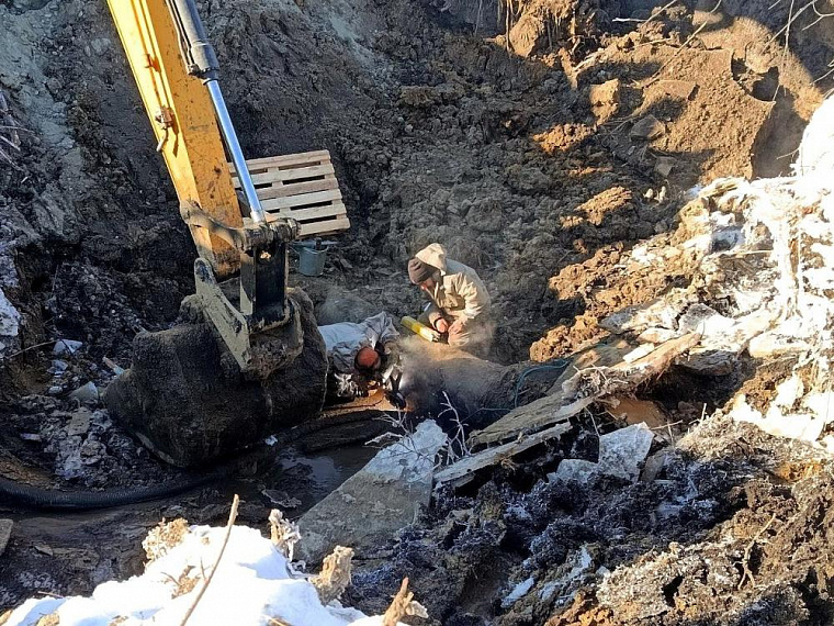 Обновлено: В Шелехове Иркутской области, где ввели ЧС из-за порыва водовода, не могут добраться до трубы – котлован заливает водой
