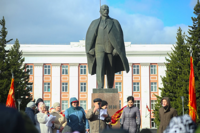 В Барнауле не могут найти подрядчика для ремонта памятника Ленину
