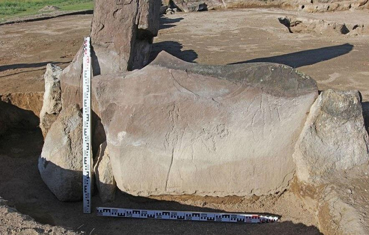 На курганах в Аскизском районе Хакасии ученые нашли плиты с петроглифами