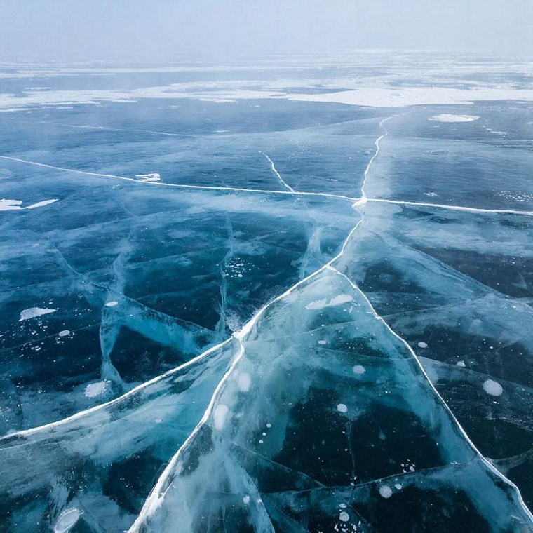 86 водителей получили штрафы за превышение скорости, обгоны и сбитые вешки на льду Байкала в праздничные выходные