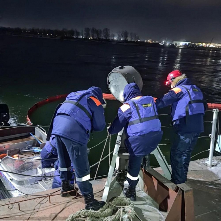 Продолжается ликвидация разлива топлива на Енисее в районе Красноярска