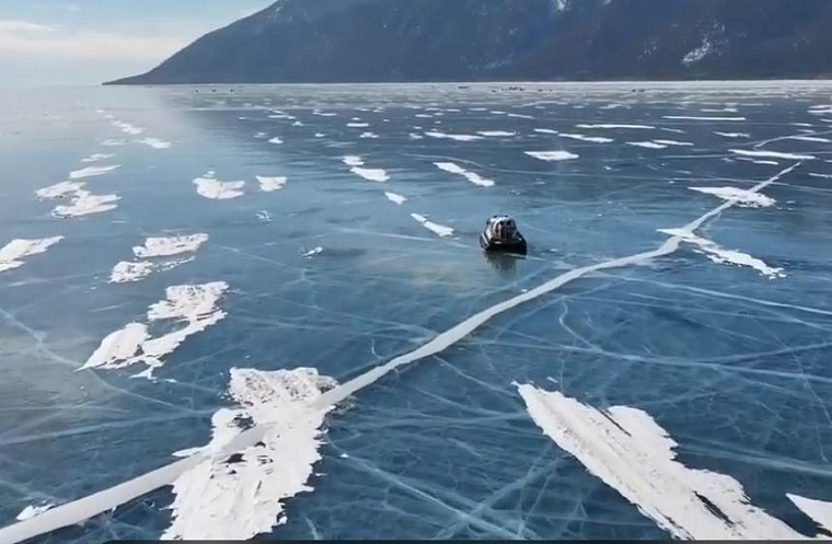 На Байкале ускорилось образование трещин и появились участки открытой воды