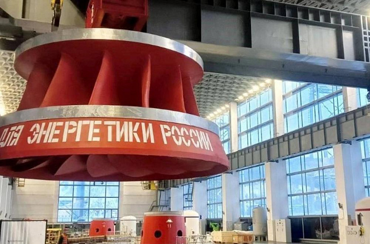 Рабочее колесо весом в три Боинга-747 установили на Красноярской ГЭС