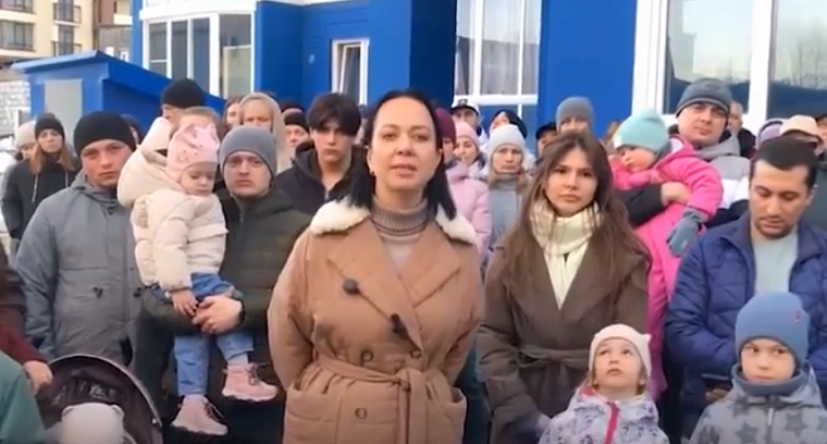 Дольщики проблемных многоэтажек на Рябиновой в Новосибирске записали обращение властям из-за крена дома в 20 см и угрозы выселения