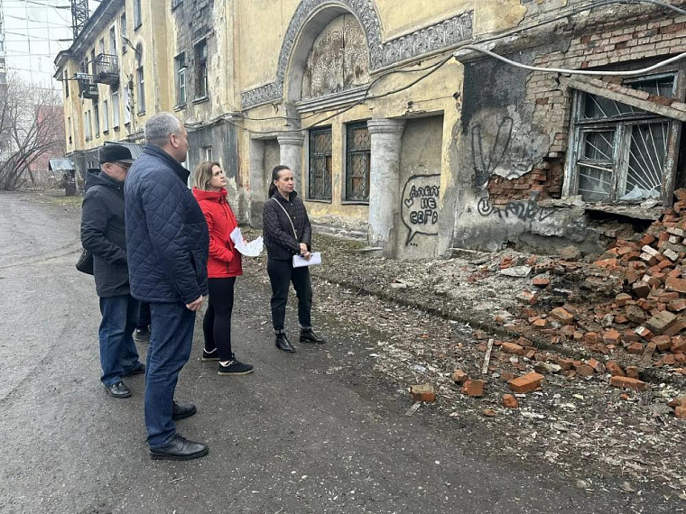 В Новокузнецке обрушилась часть аварийного дома на улице Челюскина