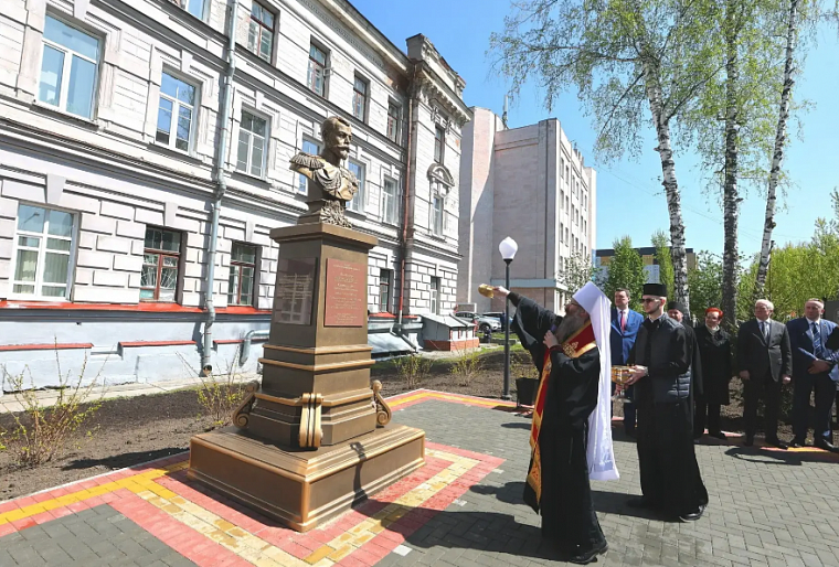 В Томске открыли памятник императору Николаю II, основавшему первый за Уралом технологический институт