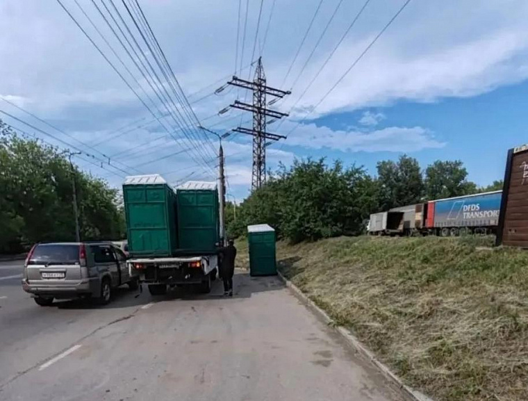 Возле очередей на АЗС в Иркутске размещают биотуалеты 