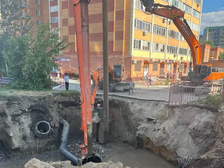 Коммунальные службы Новосибирска пока не знают, как ликвидировать 16-метровый провал в Горском жилмассиве