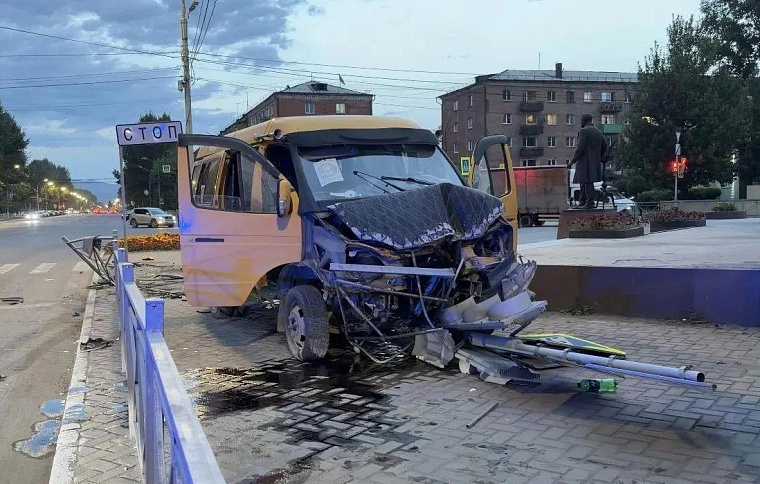 В Кызыле женщина погибла под колёсами маршрутки, среди пострадавших — трое детей