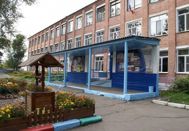 Обновлено: В Канске Красноярского края семиклассница с ножом и перцовым баллончиком напала на учительницу и одноклассников
