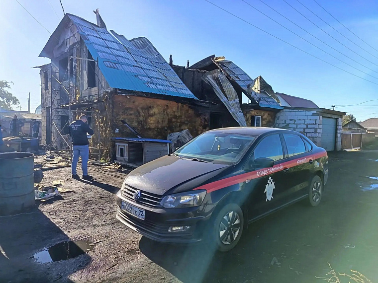 В Алейске Алтайского края в пожаре погибли женщина и трое детей