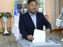 Глава Тувы Владислав Ховалыг отправил правительство региона в отставку и назначил мать Ксении Собчак сенатором от республики