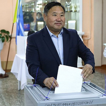 Глава Тувы Владислав Ховалыг отправил правительство региона в отставку и назначил мать Ксении Собчак сенатором от республики