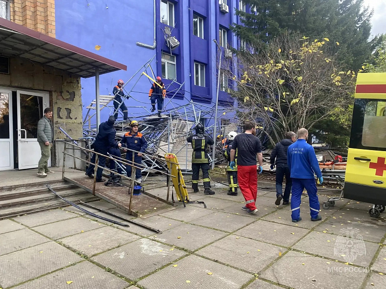 Рабочий погиб при обрушении строительных лесов в Красноярске