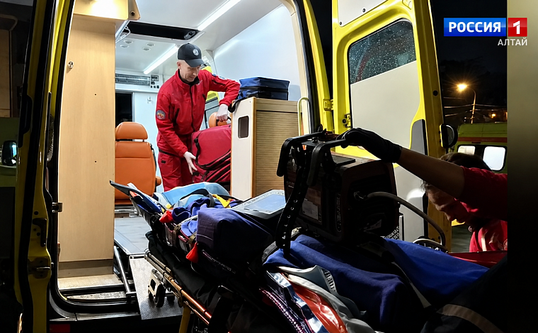 Подростка, на которого напал медведь в Алтайском крае, доставили в Москву