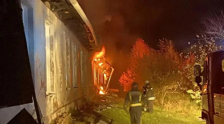Обновлено: В школе алтайского села Шилово на площади 900 кв. метров потушили пожар: учеников переведут в уцелевшие помещения